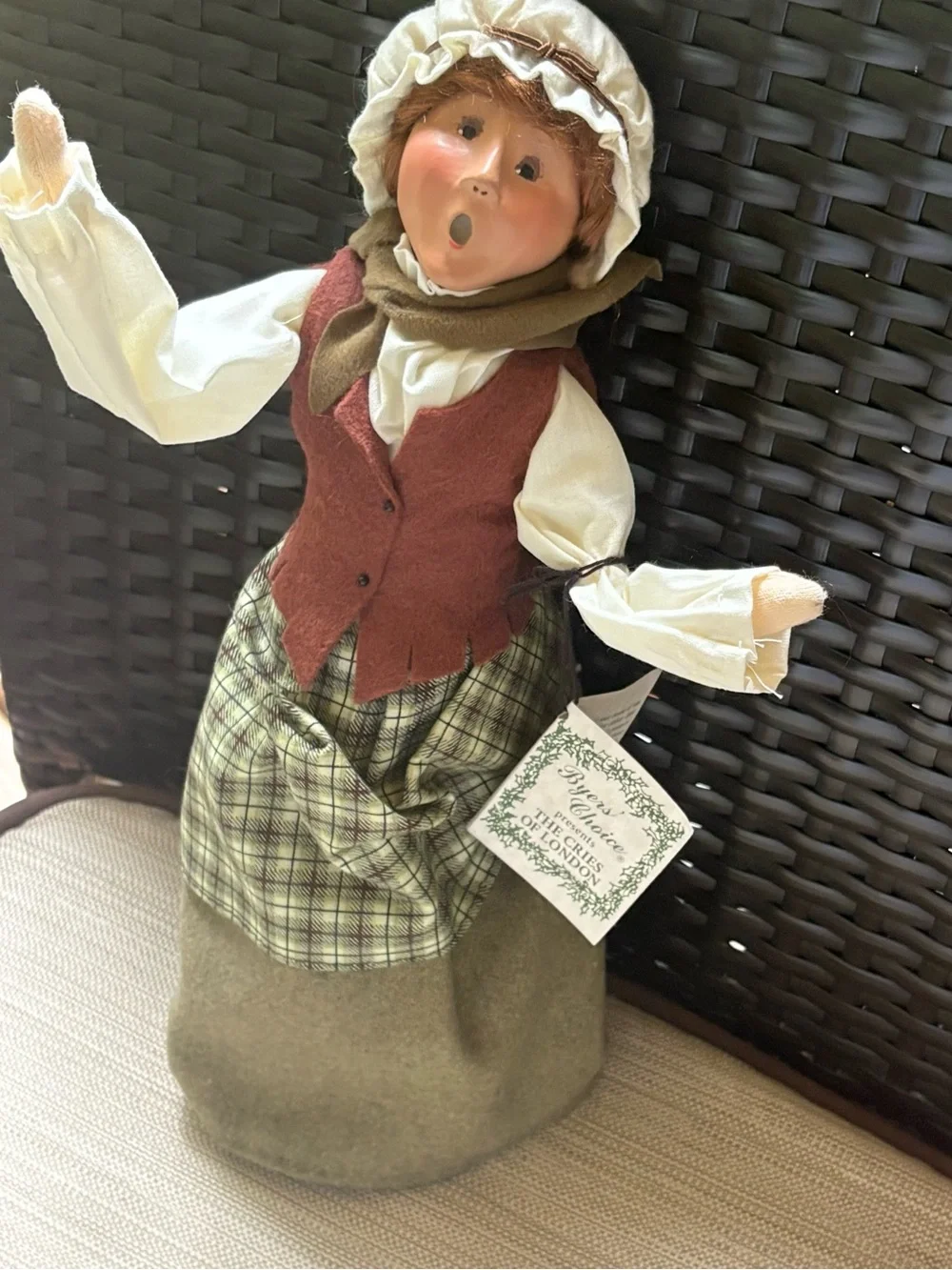 2001 Byers Choice Caroler The Cries of London Woman Fish Monger Figure With Tag